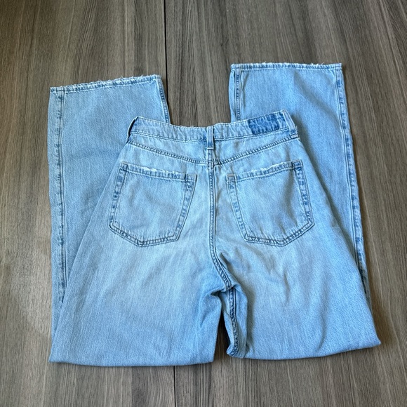 Hollister Ultra High-Rise Baggy Jeans
Size W25R Color Light Wash Denim - Picture 4 of 11